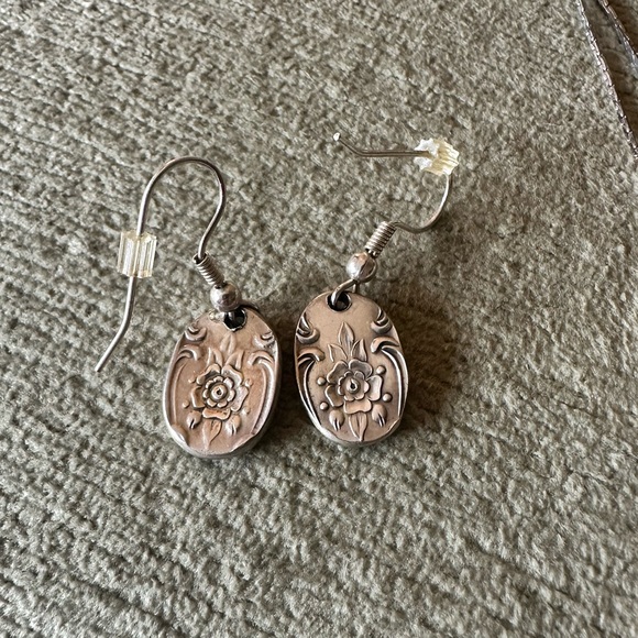 Bundle of art nouveau style earrings and necklace in silver tone - Picture 7 of 12